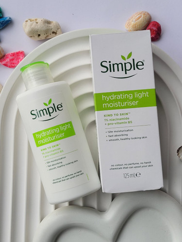 کرم مرطوب کننده سبک و آبرسان سیمپل اصل مدل ریچ.حجم120mil Simple Kind to Skin Hydrating Light Moisturiser