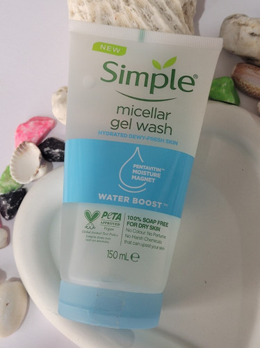 ژل شستشوی میسلار سیمپل مدل واتر بوست اصلی Simple Water Boost Micellar Facial Gel Wash